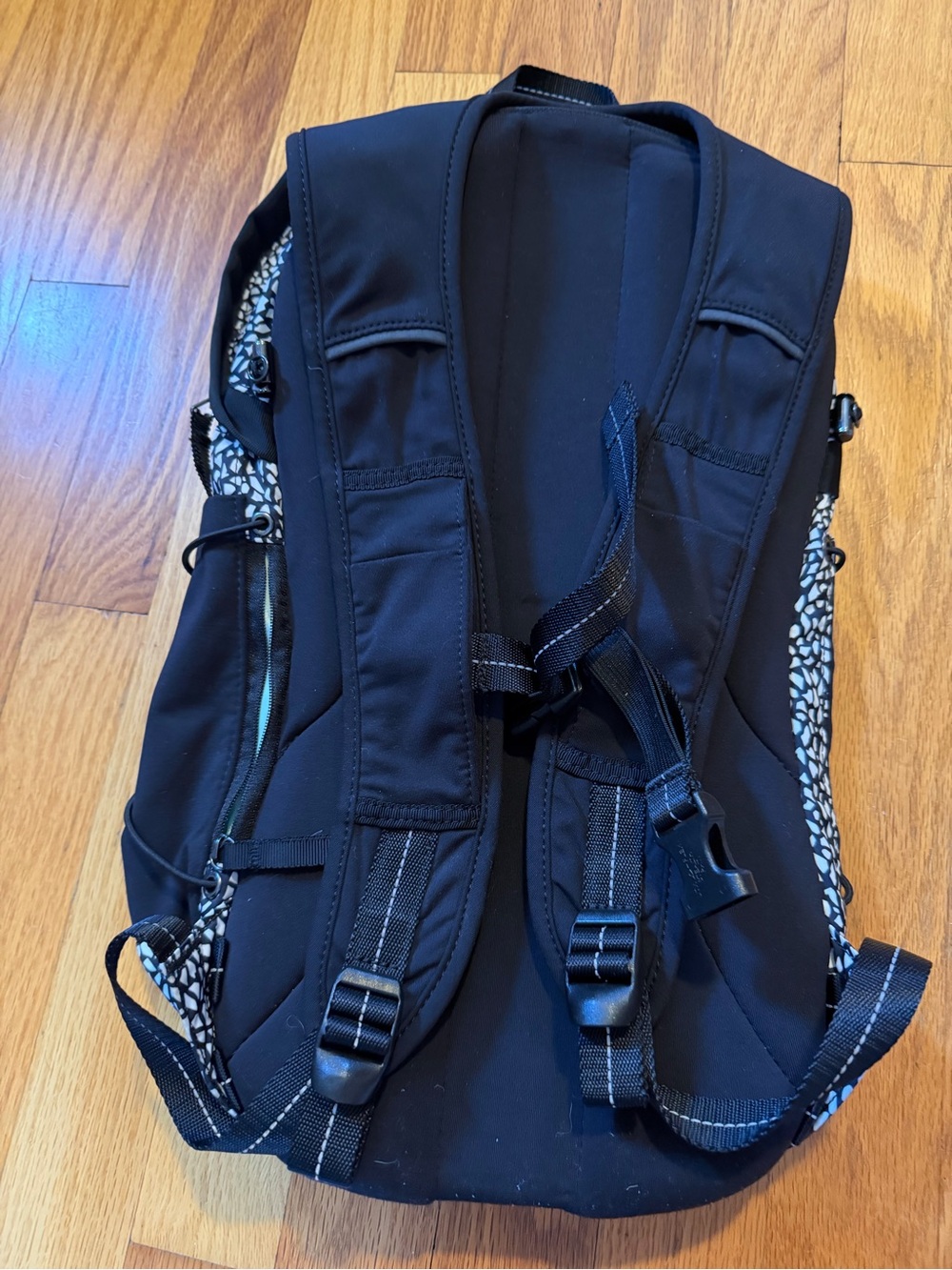 Lululemon Black & White Patterned Drawstring Backpack - Picture 6 of 7